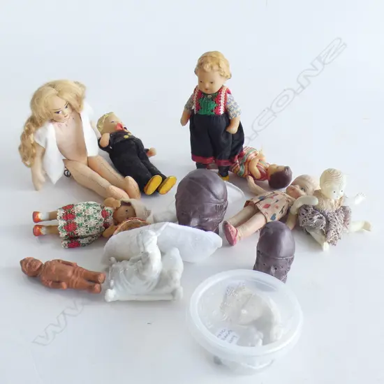 Assorted small dolls, etc.